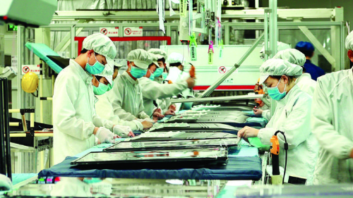     TCL電子（惠州）有限公司工人在電視機(jī)生產(chǎn)車間檢測產(chǎn)品。惠州日報(bào)記者黃岸媚 通訊員仇日紅 攝