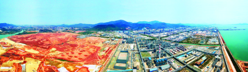     埃克森美孚大灣區(qū)惠州乙烯項(xiàng)目選址（左）全景圖。惠州日報(bào)記者王建橋 攝