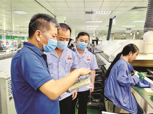     惠陽稅務(wù)工作人員走進(jìn)企業(yè)落實(shí)惠企政策。