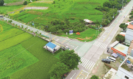     省道357線與Y709線交會路口整治后交通配套設施完善。 惠州日報記者朱金贊 攝