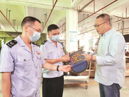     惠州稅務(wù)人員深入企業(yè)宣傳輔導，助力企業(yè)應(yīng)享盡享稅收優(yōu)惠政策。