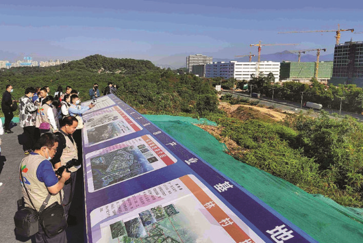     采訪團探訪臨深新一代電子信息產業基地。