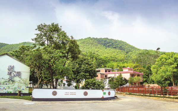     大力建設(shè)美麗鄉(xiāng)村，博羅柏塘小洞村越變越美，成為鄉(xiāng)村旅游“打卡點(diǎn)”。惠州日報(bào)記者鐘暢新 攝