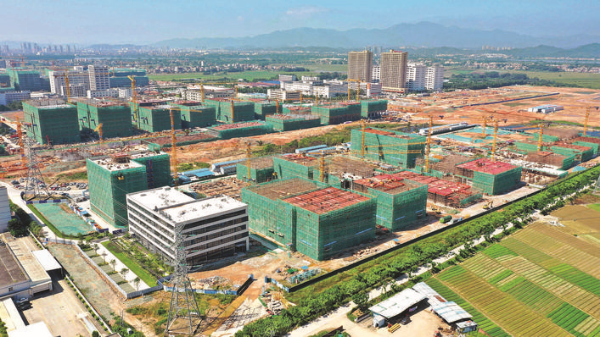     ③：東江灣產業園建設如火如荼。