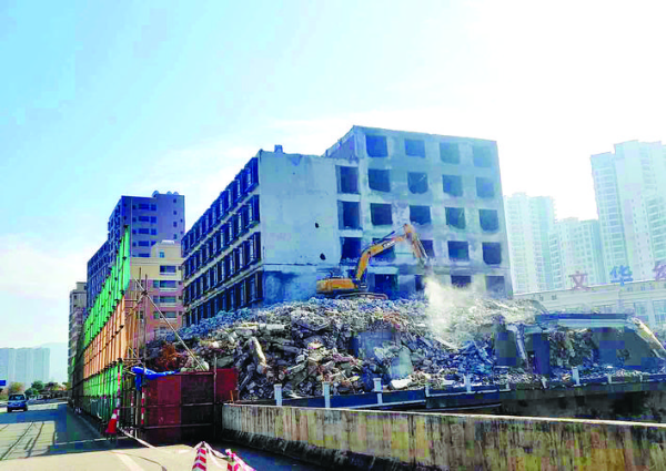     經(jīng)過近兩個(gè)月時(shí)間，這棟18層建筑已被完全拆除。