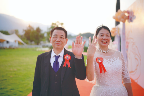     楊國榮、郭靈聰夫妻：風風雨雨走過大半輩子，這次終圓婚紗夢。希望下輩子還能再相遇！