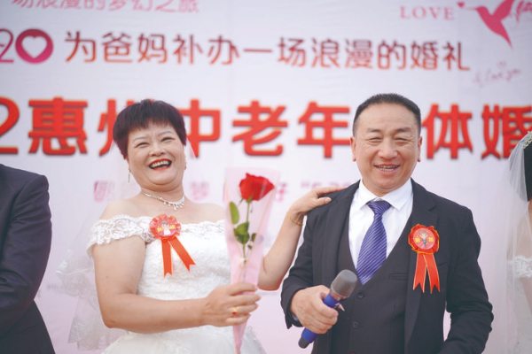     何志明、曾惠蓮夫妻：相知相愛30年，這次圓了30年的夢，太感動了。