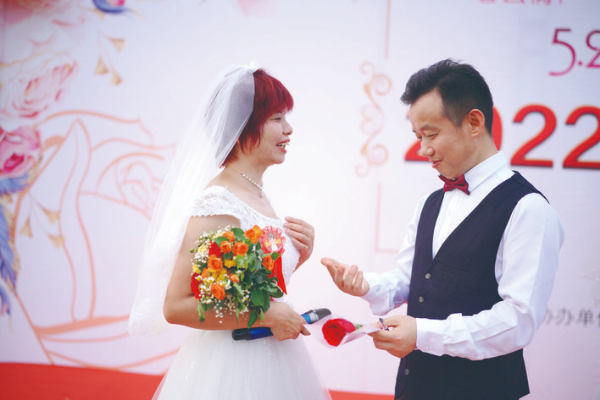     易建光、黃艷姿夫妻：攜手走過19年，當年兩人沒有舉行婚禮，今天彌補了遺憾！