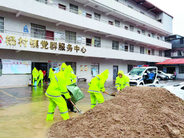     博羅楊村鎮(zhèn)黨員干部深入防汛一線(xiàn)。惠州日?qǐng)?bào)記者李燕文 攝
