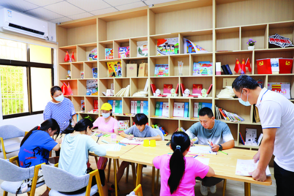     青少年在12355青少年綜合服務(wù)中心作畫(huà)。    惠州日?qǐng)?bào)記者侯婉怡 李燕文 通訊員朱懿 聶慧玲 攝