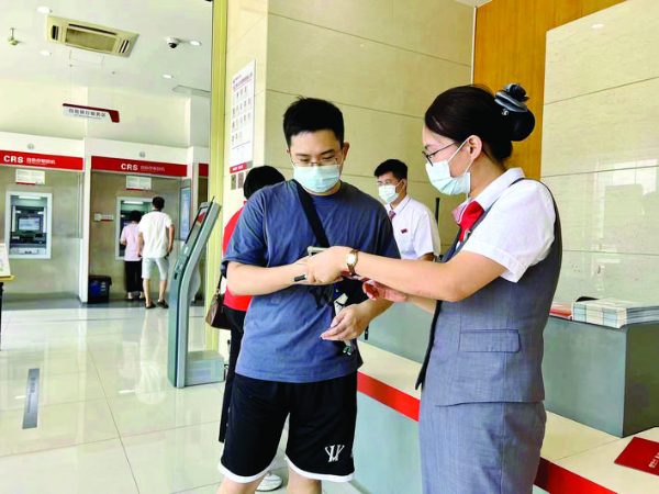     我市銀行工作人員為市民提供貼心服務(wù)。 惠州日報記者王建橋 通訊員李澤坤 攝