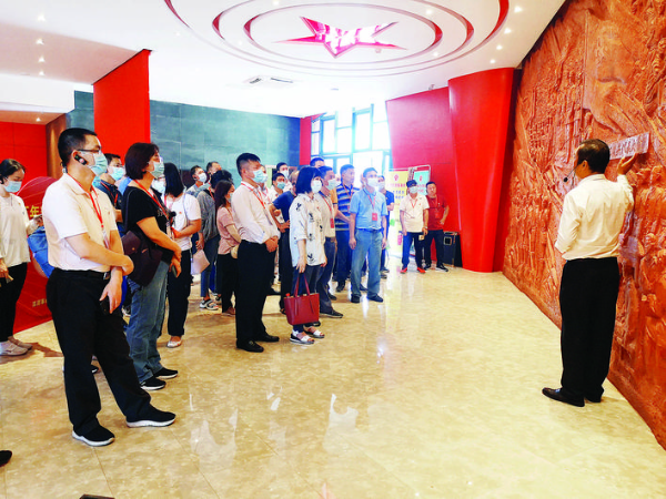     市紀委監(jiān)委黨員干部參觀高潭革命歷史陳列館。