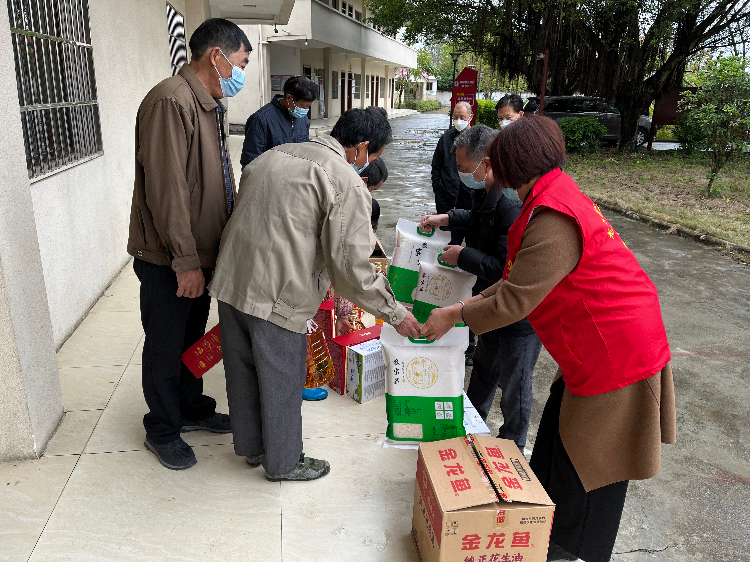 給困難群眾贈送慰問品(攝影:朱江敏).jpg