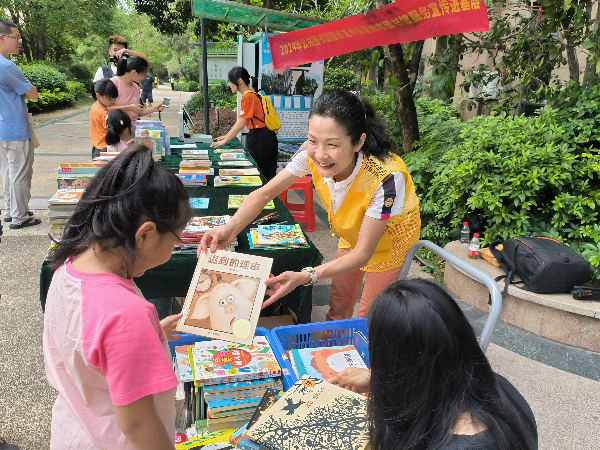 公共圖書館服務(wù)宣傳進基層:工作人員為小讀者推薦圖書.jpg